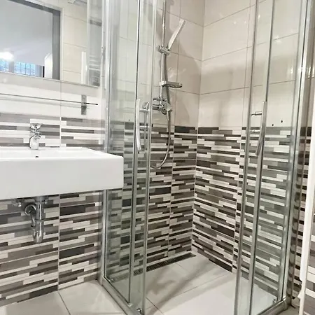 Central Budapest- Podmaniczky Unit 1 *